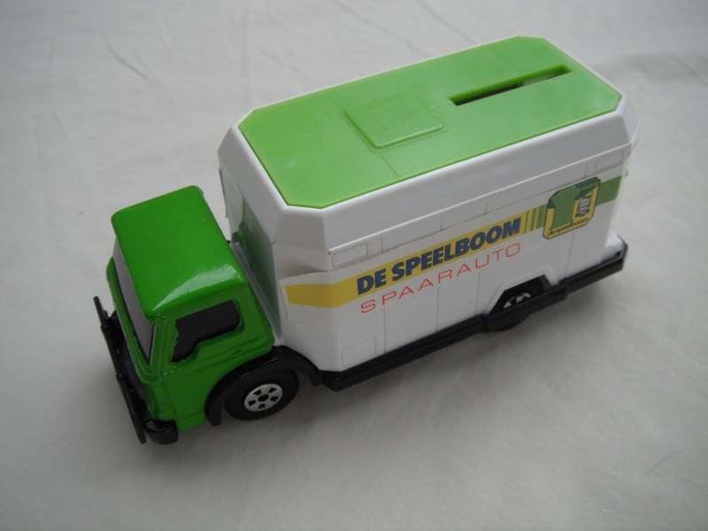 10.Lt.green cab/white container/lt.grn roof/blk base/Matchbox China/5 spk whls/lt.grn axle covers/blk windows no mesh/De Speelboom.