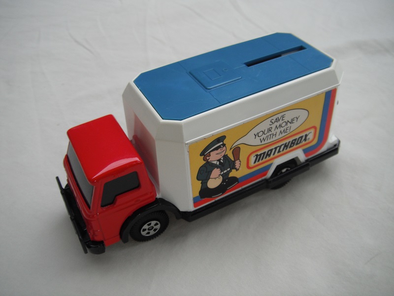 6. Red cab/white container/blue roof/blk base/Lesney England/5 spk whls/dk.blu axle covers/blk windows no mesh/Matchbox.