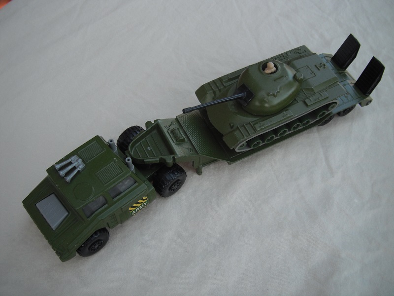 15.Olive grn cab/type 2/matt blk base/gry int/clr windows/blk MC whls/blk 5th whl/with lock pin/gry stacks/type 1 trailer/olive grn tank w/grn rollers.