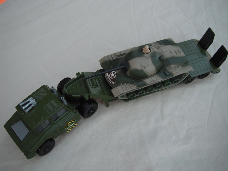 14.Olive grn cab/type 2/matt blk base/gry int/clr windows/blk MC whls/blk 5th whl/no lock pin/gry stacks/type 1 trailer/grn &amp; tan camo tank w/grn rollers.