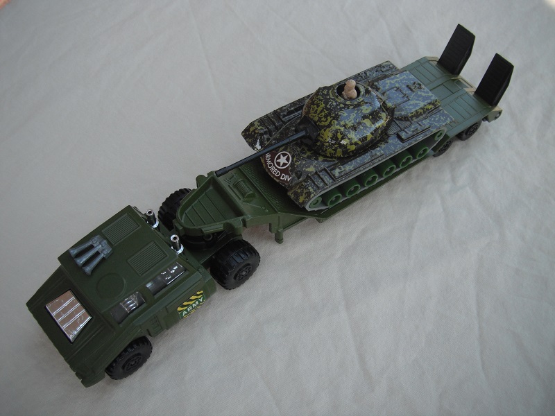 10. Olive grn cab/type 2/matt blk base/chrm int/clr windows/blk MC whls/blk 5th whl/no lock pin/chrm stacks/type 1 trailer/dk.grn camo tank w/grn rollers.
