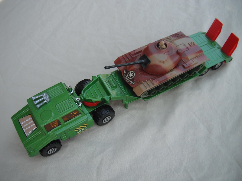 4. Met. grn cab/type 2/matt blk base/chrm int/amb wind/chrm MC whls/red 5th whl/no lock pin/chrome stacks/type 2 trailer/brn&amp;tan tank w/grn&amp;tan rollers.