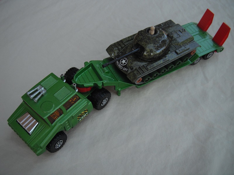 3. Met. grn cab/type 2/matt blk base/chrm int/amb wind/chrm MC whls/red 5th whl/no lock pin/chrm stacks/type 2 trailer/dk.grn camo tank w/grn&amp;tan rollers.