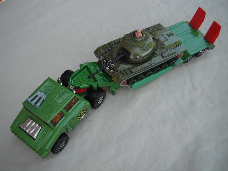 2. Met. grn cab/type 2/matt blk base/chrm int/amb wind/chrm MC whls/dk.red 5th whl/no lock pin/chrm stacks/type 2 trailer/grn camo tank w/grn&amp;tan rollers.