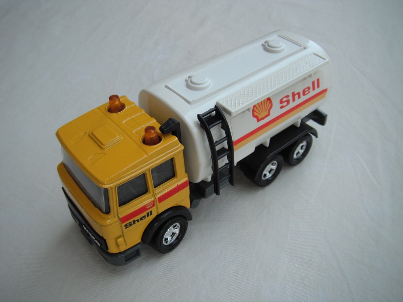 2. Dk.yellow cab/white tank/dk.gray England base/5 spoke mag whls/clr windows/black interior/Shell labels/2R 1789 on rear.