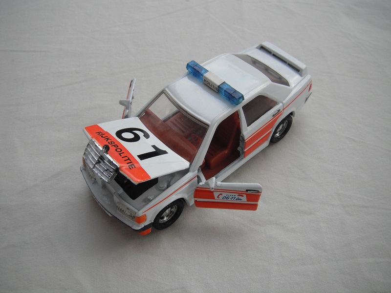 K181A Mercedes Benz 190E Police pic#4a.jpg