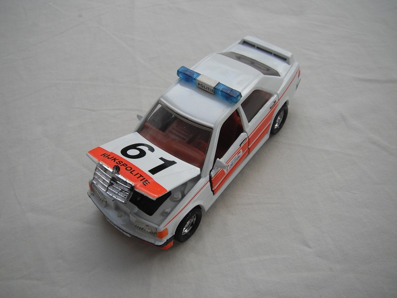 K181A Mercedes Benz 190E Police opening hood.jpg