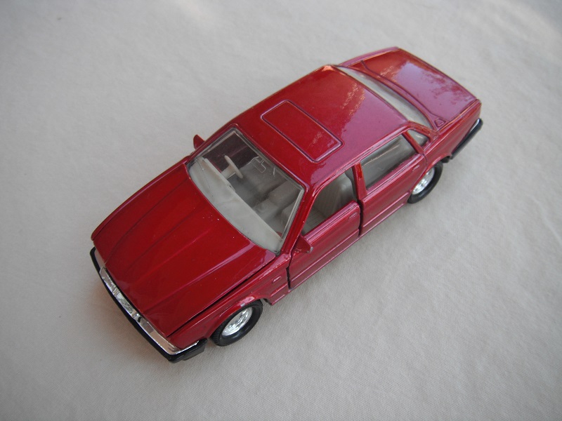 4. Met.red body/black China base/8 dot disc whls/clear wind/cream int/E51 PFW sml on wht plate fwd/sml on dk.yel plate rear.
