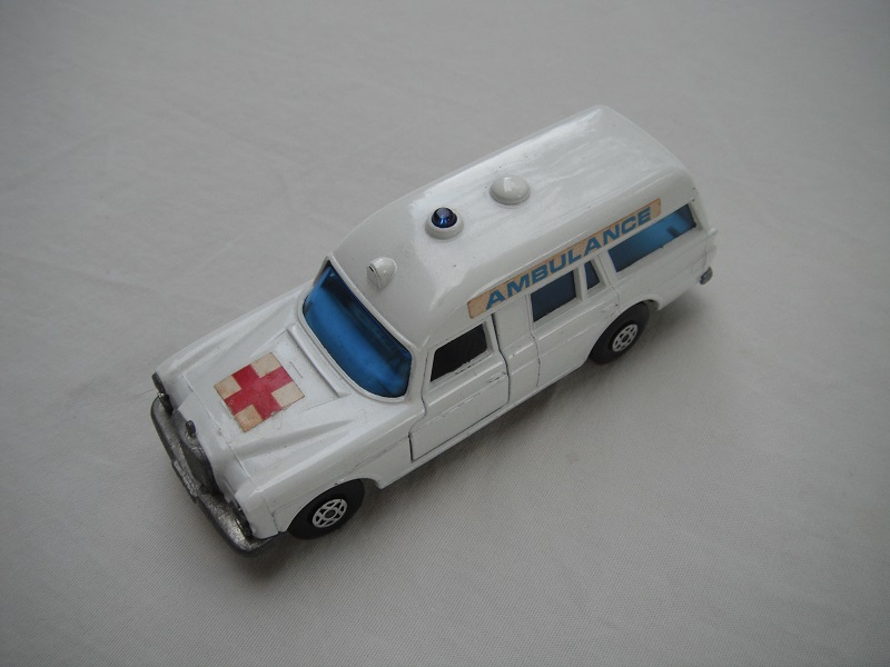 4. Off white body/blk speedkings base/spiro wheels/dk.blue windows/wht interior/&quot;Ambulance&quot; &amp; red cross labels.