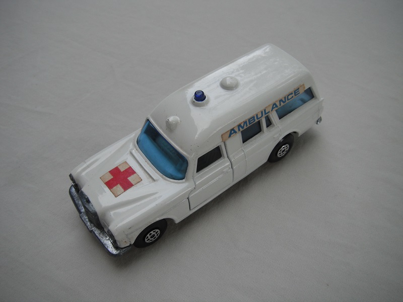 3. Off white body/blk speedkings base/spiro wheels/blue windows/wht interior/&quot;Ambulance&quot; &amp; red cross labels.