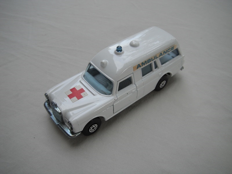 1. White body/blk speedkings base/spiro wheels/lt.blue windows/wht interior/&quot;Ambulance&quot; &amp; red cross labels.