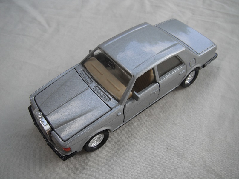4. Metallic silver body/black China base/dish whls/clear windows/dark cream int/dk.orange side lights.