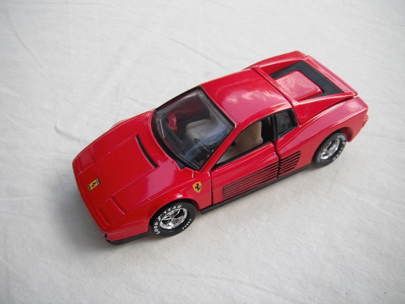 4.  Dark red body/detailed maroon plastic China base/5 spk star disc whls/clr wind/cream &amp; blk int/Ferrari logo on hood &amp; sides.