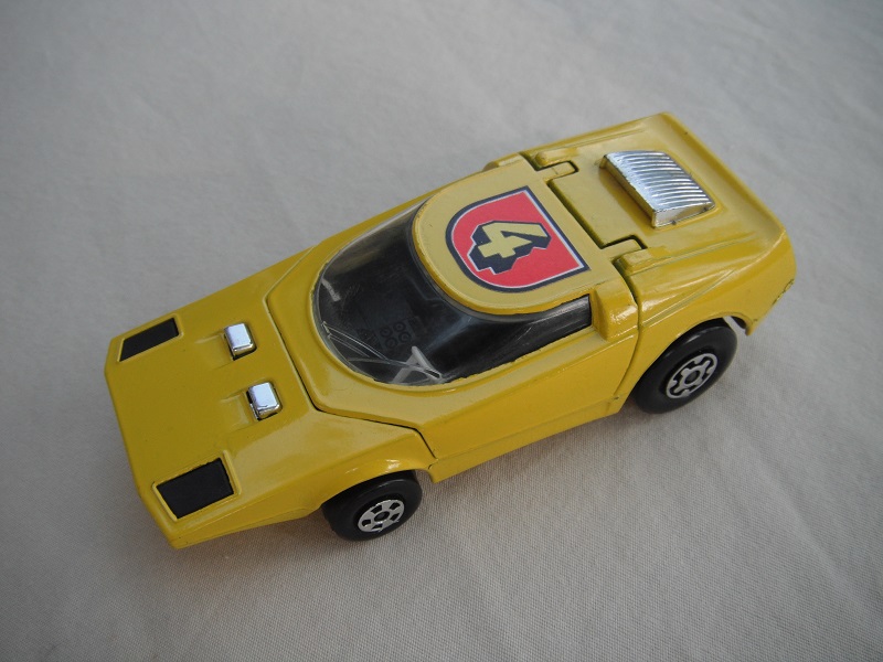 12. Dk.yellow body/yellow base K32/40/tow guide/black interior/clear windshield/No.4 label.