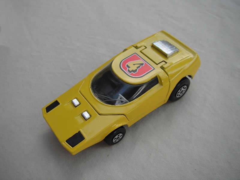 9. Yellow body/gloss black base K32/40/tow guide/black interior/clear windshield/No.4 label.