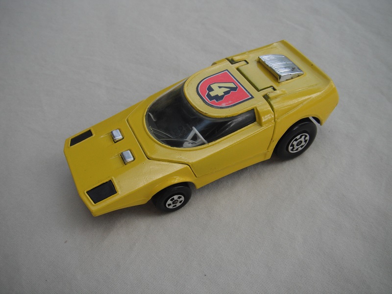 8. Yellow body/matt black base K32/40/tow guide/black interior/clear windshield/No.4 label.