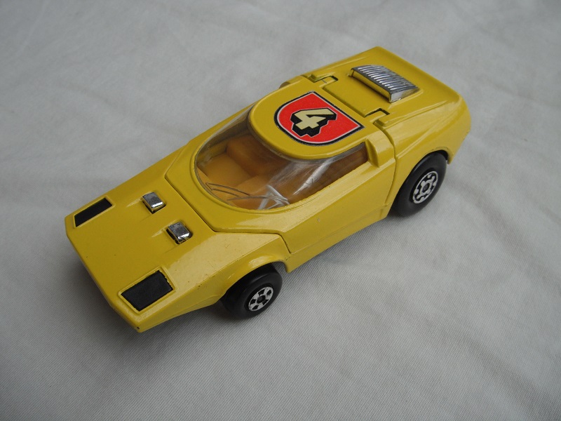 6. Yellow body/flat black base K32/40/tow guide/orange-yellow interior/clear windshield/No.4 label.
