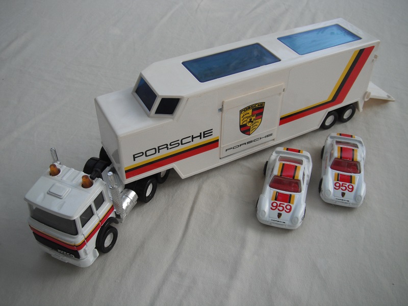 K159A Racing Car Transporter (Porsche) & race cars.jpg