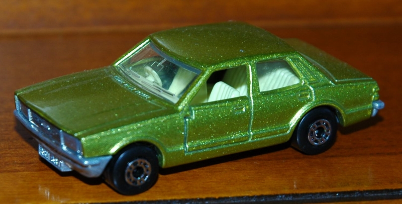 55D_Ford Cortina Mk IV_chrome green met_cream int_clear windows_dd wheels_unpainted base Lesney_H_no Box1.jpg