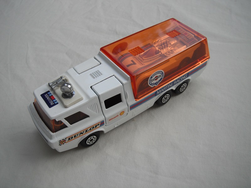 16.White body/dk.amber canopy/red tailgate/silver base/MC whls/dk.amber windows/blk int/Dunlop/Martini Racing/MB56 Hi Tailer.