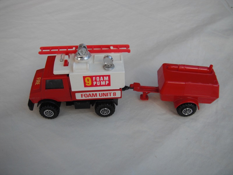 1. Red Unimog/wht canopy/matt blk base/no hole/England/clr wind/blk int/red compr/England/blk tow eye/Hood lbl typ 1/Foam Pump 9/Foam Unit 8 in red on white background.