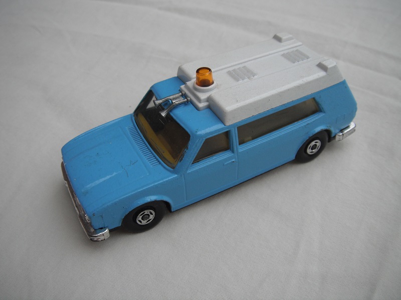 1. Lt.blue body/white roof/black Speedkings base/clear windows/amber dome light/lt.yellow interior/no labels/PP.