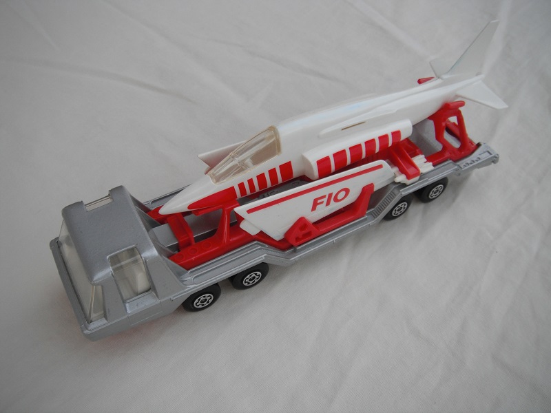 23.Sil body/dk.red base/K-13-2/K-114/blk clsd xle cvrs/tinted wind/wht int/wht lts/L.S./no roof lbl//red cradle/wht plane/clr cockpit/red stripes F10.