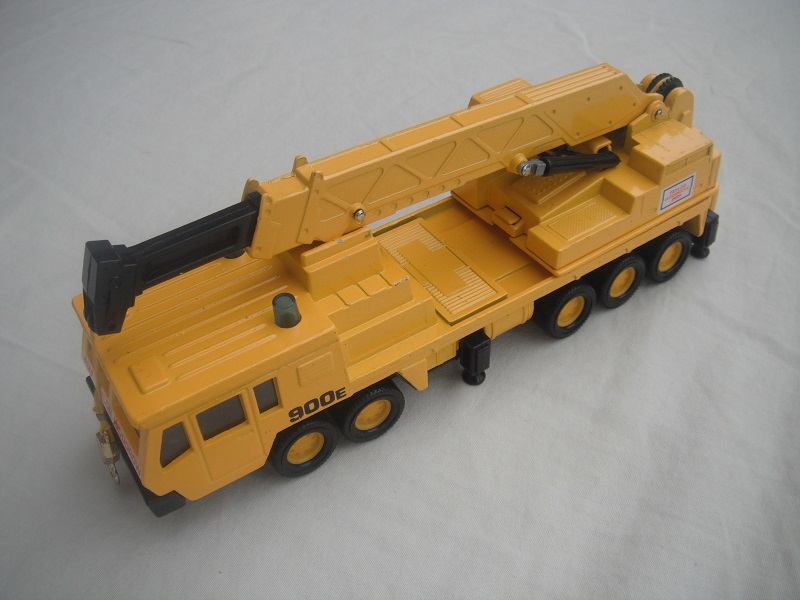 4. Yel body/ribbed roof/blk Macau base/yel 8 dot disc whls/clr wind/blk int/yel crane cab/amb wind/yel boom/blk ext/gld hook/wht cable/900E &amp; TW on wht background.