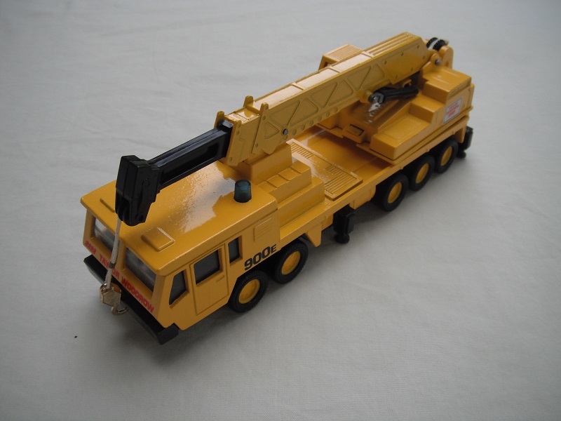 2. Yel body/smooth roof/blk England base/yel 8 dot disc whls/clr wind/blk int/yel crane cab/amb wind/dk.yel boom/blk ext/gld hook/wht cable/thick Taylor Woodrow.