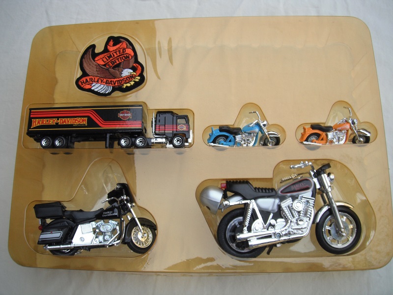 K83A Harley Davidson Motorcycle black variations (white striped from set) pic#2.jpg