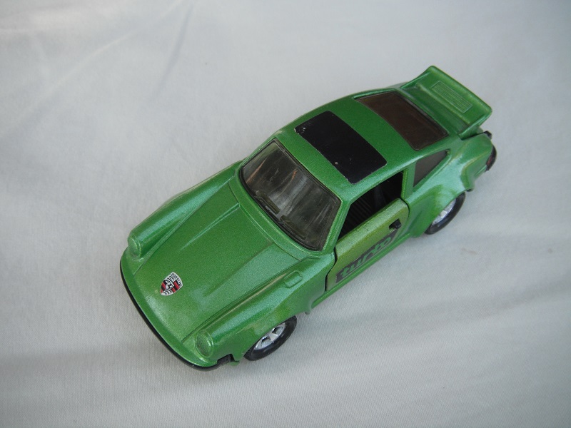 17. Med.green body/dk.lime base/blk int/lt.amber windows/no chrome outline/turbo on sides/logo on hood/half blk roof label/blk door handle/England cast.