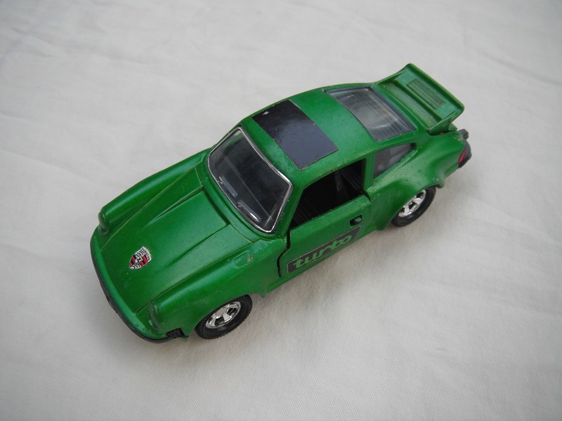 15. Med.green body/dk.lime base/blk int/chrome outline on windshield only/turbo on sides/logo on hood/half blk roof label/blk door handle/England cast.