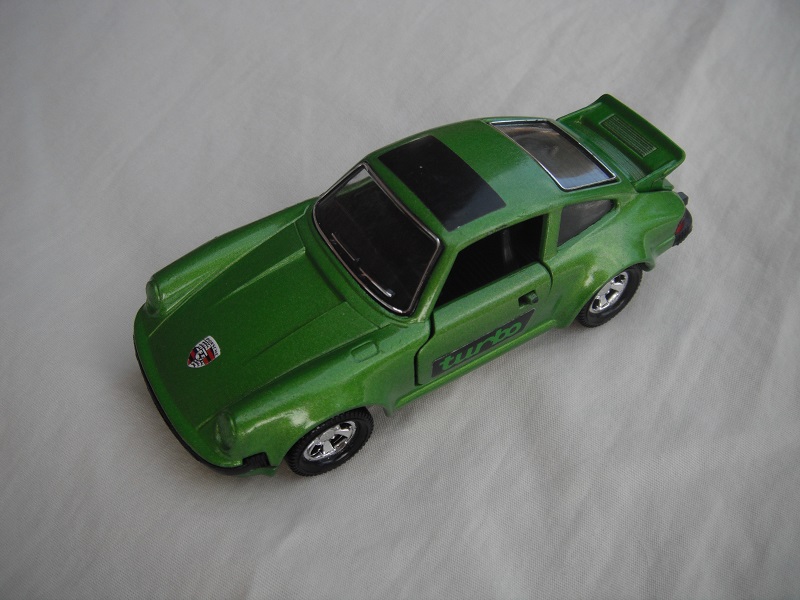 13. Med.green body/dk.lime base/blk int/chrome outline on windshield &amp; rear window/turbo on sides/logo on hood/half blk roof label/blk door handle/England cast.