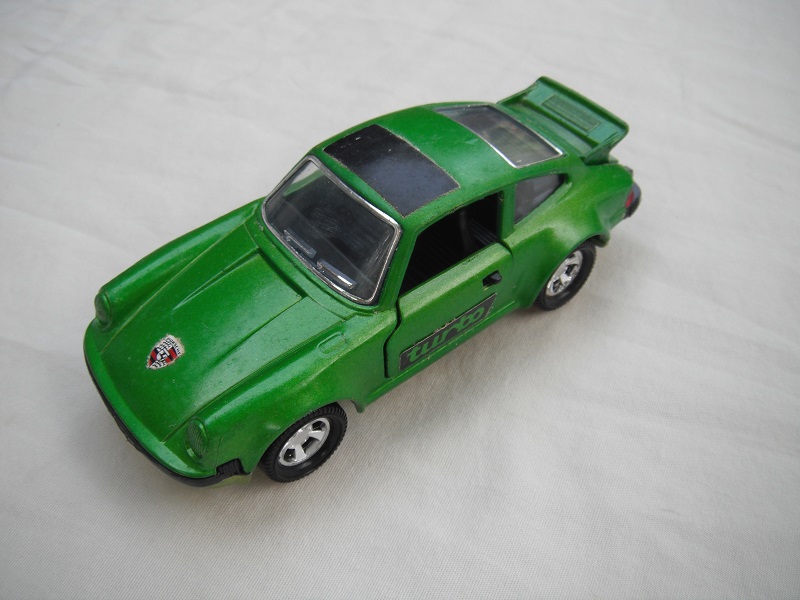 11. Lt.green body/lime base/blk int/chrome outline on windshield &amp; rear window/turbo on sides/logo on hood/half blk roof label/blk door handle/England cast.