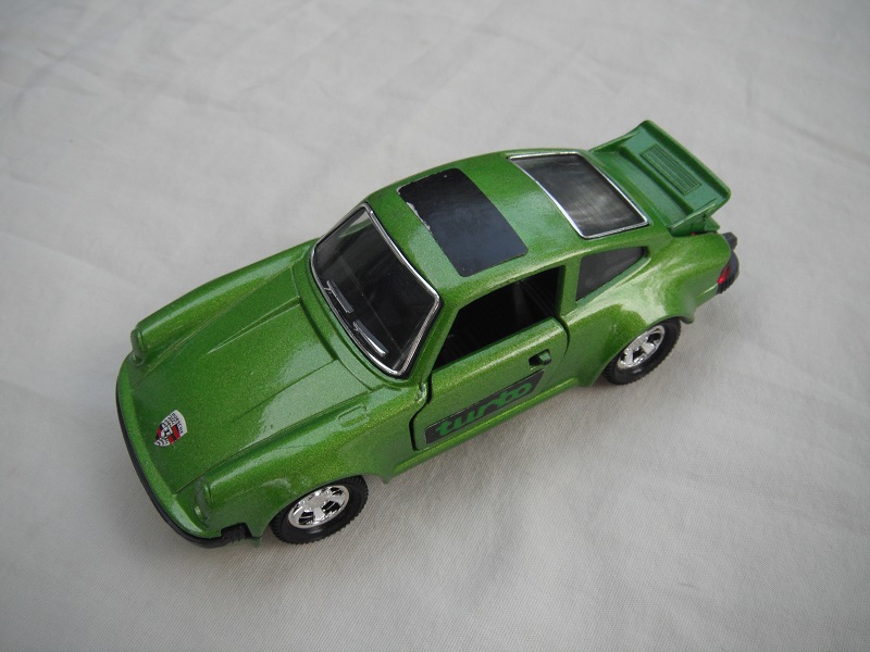 10. Lime green body/lime base/blk int/chrome outline on windshield &amp; rear window/turbo on sides/logo on hood/half blk roof label/blk door handle/England cast.