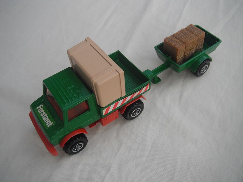 1. Green cab/tan canopy/red England base/8 dot ringed whls/amb wind/red int/&quot;Forstamt&quot; &amp; stripes on Unimog/stripes on rear of trailer.