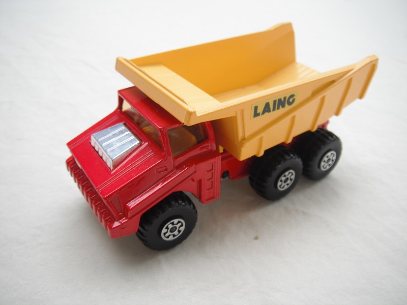 18.Orange-red body/dk.yellow dump type c/silver base type c/no press-o-matic/MC wheels/dk.amber windows/Laing labels.