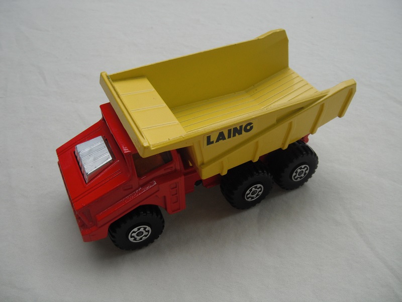 16.Red body/yellow dump type c/silver base type c/no press-o-matic/MC wheels/dk.amber windows/Laing labels.