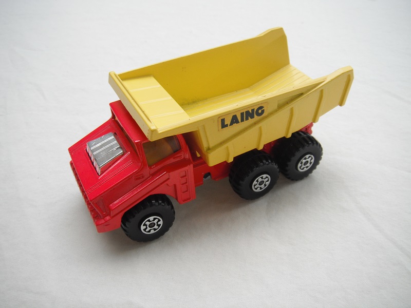 15.Red body/yellow dump type c/silver base type c/no press-o-matic/MC wheels/amber windows/Laing labels.