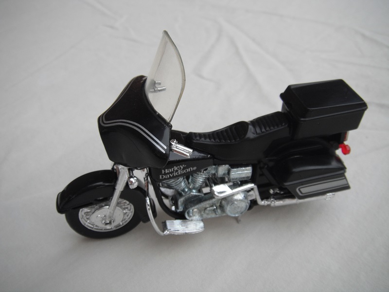 14.Black body/chrome base/K83 Harley Davidson/Thailand/clear windshield &amp; headlight/Harley Davidson on gas tank/white stripes.