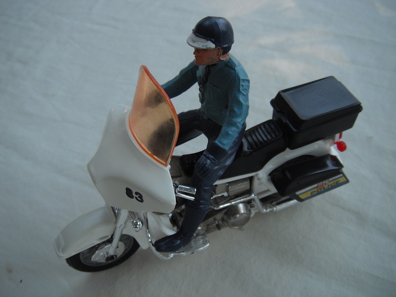 3. Off white body/unpainted motor/chrome plain base/lt.amber windshield &amp; headlight/driver dressed in blue &amp; dk.blue.