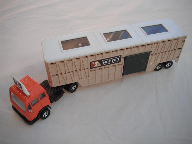 5. Org cab/brn base/blk xle cvr/clr wind/wht int/lrg SW/typ 2/dk.brn AF/thk//lt.beige trl/lt.beige int/tan xlr cvr/grn doors.