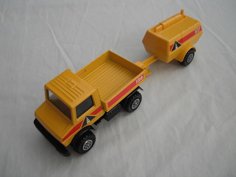 2. Yellow Unimog/K118 matt blk base no hole/Yellow trailer/K118 England made/red stripe, road design &amp; 1127.