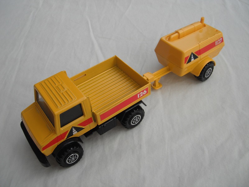 1. Yellow Unimog/K118 matt blk base with hole/Yellow trailer/K118 England made/red stripe, road design &amp; 1127.