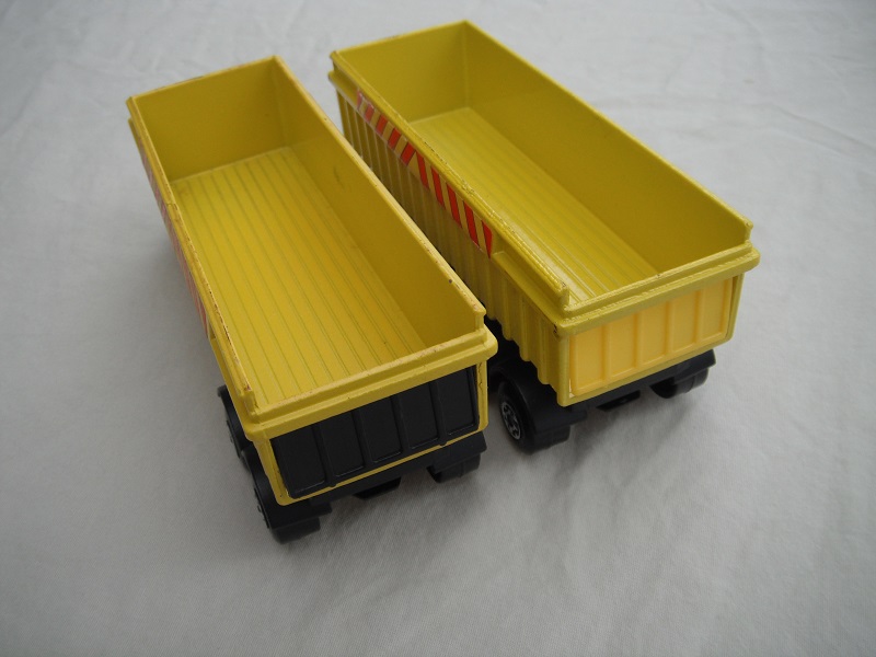 K18B Articulated Tipper Truck yellow trailer tailgate variations.jpg