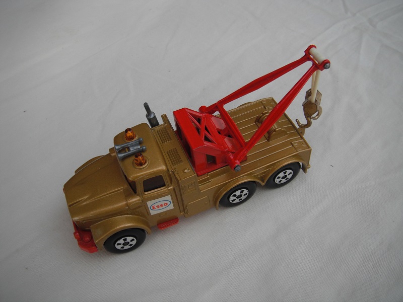 25.Dk.gold body/red jib/fluorescent red base/blk radiator/5 spk star whls/amb windows/amber dome lts/sml cones/gld hooks/RS/Esso lbl.