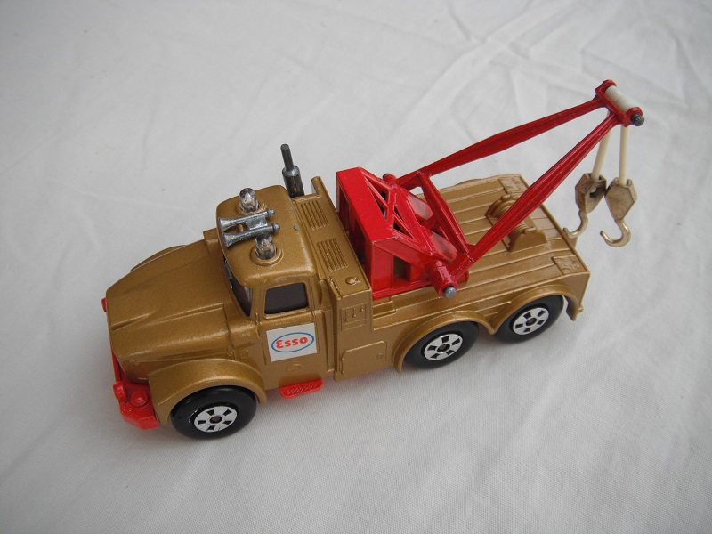23.Gold body/dk.red jib/fluorescent red base/red radiator/5 spk star whls/clear windows/clear dome lts/sml cones/gld hooks/C/Esso lbl.