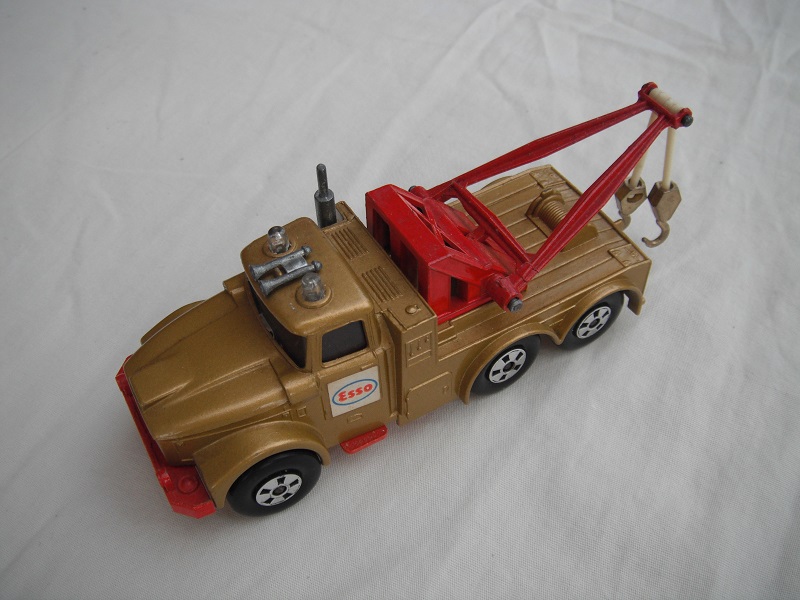 22.Gold body/red jib/fluorescent red base/red radiator/5 spk star whls/clear windows/clear dome lts/sml cones/gld hooks/C/Esso lbl.