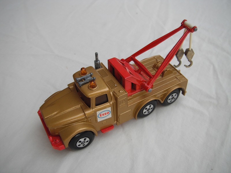 21.Dk.gold body/dk.red jib/red base/red radiator/5 spk star whls/amber windows/amber dome lts/sml cones/gld hooks/RS/Esso lbl.