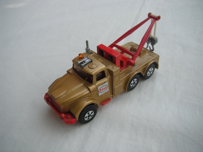 20.Gold body/red jib/red base/red radiator/5 spk star whls/amber windows/one amber dome lt/sml cones/silver hooks/C/Esso lbl.